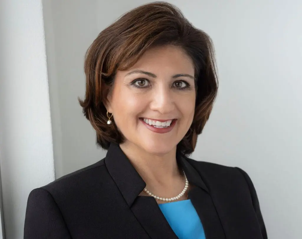 headshot of kristal thomson